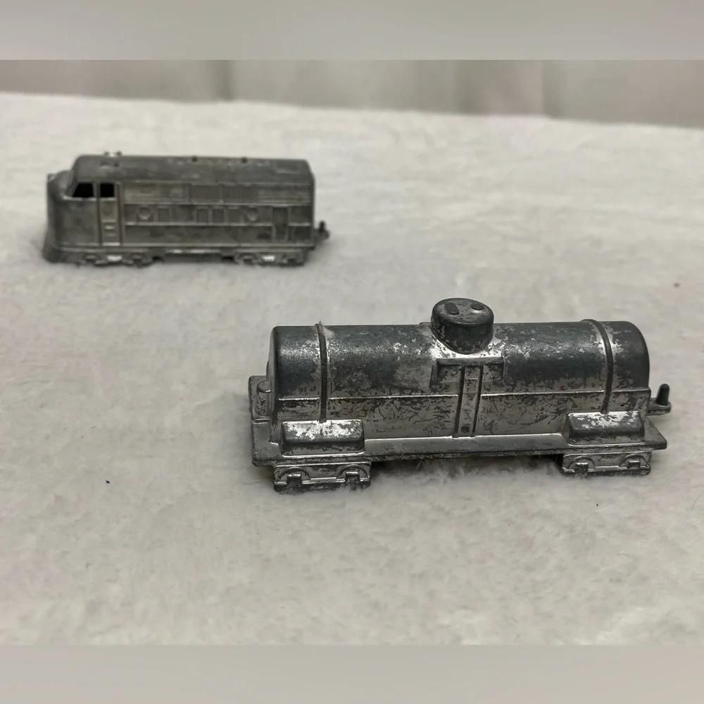 midgetoy vintage metal toy train Lot Of 2 Train Cars - Picture 11 of 16